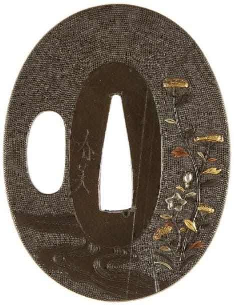 JAPON
Nagamaru gata en shibuichi à fond de nanako à décor ciselé et incrusté de cuivre jaune de chrysanthèmes au bord de l'eau. Signée Haruyoshi. H. 6 cm