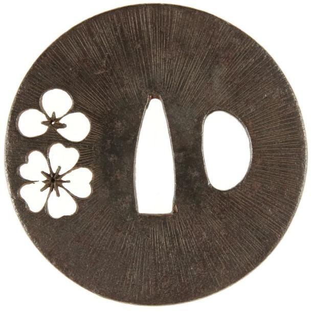 JAPON
Maru gata en fer yasurime à décor ajouré en kage sukashi de deux fleurs de cerisier.H. 6,7 cm