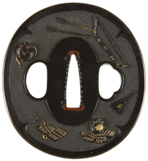 JAPON
Nagamaru gata en shibuichi à fond de nanako décoré en relief et incrusté de shakudon shibuichi et cuivre jaune d'éléments d'armure, arc, flèche et attributs de samouraï. H. 6,9 cm