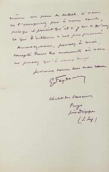 Georges FEYDEAU
L.A.S., [juillet 1908, à Charlotte Lysès]; 1 page et demie in-8. Jolie lettre. Sacha Guitry réside au château de Beauvoir avec Charlotte Lysès, et tente de faire venir Feydeau, qui répond à Charlotte: «Ma chère bonne amie à nous deux. Je résiste à la jolie chambre, je résiste aux draps fleurant la lavande, je résiste au soleil, je résiste à Sacha, je résiste à Lysès ou plutôt je résiste à la tentation de tous ces attraits réunis. ("Aux attraits réunis", quelle bonne enseigne pour un magasin de nouveautés !). Je pars à Puys (ce n?est pas un à peu près) avec toute ma smala où là je pourrai travailler sans risque de distractions. Je n?aurai pas Sacha, je n?aurai pas Lysès... [croquis] (ces microbes ce sont des larmes) mais j?aurai aussi une jolie chambre, j?aurai aussi des draps fleurant la lavande, j?aurai peut-être même un peu de soleil, si vous ne l?accaparez pas à vous seuls, puisqu?il paraît qu?il n?y en a qu?un, ce qui d?ailleurs n?est pas prouvé. Amusez-vous, pensez à moi, excepté dans les moments où vous ne pensez qu?à vous deux»... Il donne son adresse: «Chalet des Verveines Puys près Dieppe»..