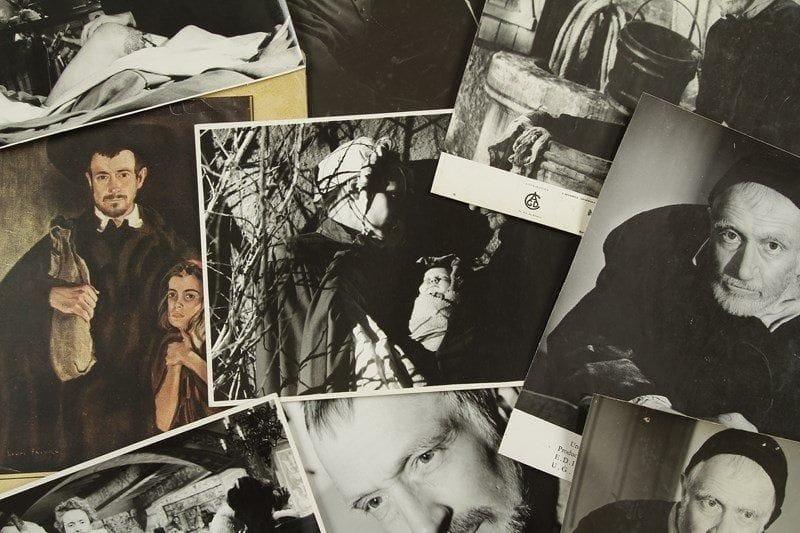 [Pierre FRESNAY]
Dossier sur Monsieur Vincent (film de Maurice Cloche, 1947). Ensemble comprenant: la plaquette promotionnelle du film, illustrée par Henri Faure (parfait état), et 10 photographies originales d?époque (par Roger Corbeau), tirages argentiques, formats divers (quelques trous d?épingles sur certains bords)
