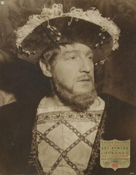[Sacha GUITRY]. 2 photographies de Sacha Guitry dans le film Les Perles de la couronne, 1937; 50 x 40 et 26 x 20 cm (encadrées). Sacha Guitry dans le rôle de François Ier (photo d?exploitation des films Tobis); Sacha Guitry dans le rôle de Barras
