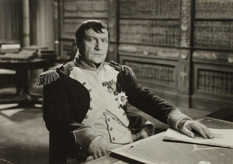 [Sacha GUITRY]. 2 portraits photographiques dans le film Le Destin fabuleux de Désirée Clary (1942); tirages argentiques, 21 x 28 et 30 x 24 cm (encadrés). Sacha Guitry dans le rôle de Napoléon Ier, de face et de profil