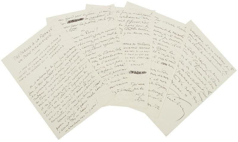 Sacha GUITRY. Préparons à la France un passé magnifique. Manuscrit autographe signé, [1943]; 5 pages in-fol. Conclusion du livre De Jeanne d?Arc à Philippe Pétain (1944).{CR} L?auteur cite en exergue cette pensée de Lamennais: «Le Passé est comme une lampe placée à l?entrée de l?Avenir pour dissiper une partie des ténèbres qui le couvrent». Puis Sacha Guitry enchaîne: «Or, il se trouve que des gens, que de certaines gens, qui déjà limitent l?avenir à leur ambition personnelle, ont en outre une fâcheuse tendance à considérer que, quand on parle du Passé, on fait allusion au leur, au leur dont ils n?ont aucune raison d?être fiers - et vous les entendez alors qui réclament à cor et à cri l?abolition définitive du Passé. Mais ne vous y laissez pas prendre: ce n?est pas le souvenir d?Henri IV qui les tourmente, c?est leur casier judiciaire. [...] Cracher sur le Passé ! Jeunes gens, ne suivez pas ce conseil détestable, n?obéissez pas à ce mot de désordre, ne vous laissez pas mener par les insatisfaits du précédent régime: ne rompez pas la chaîne»... Après avoir cité Amyot, Guitry reprend: «L?Avenir est à Dieu. Le Passé est à nous. [...] Le Passé se nourrit des minutes présentes et c?est ainsi qu?il nous absorbe. Mais ce n?est pas encore assez de dire qu?il est à nous: il est de nous. Il est notre oeuvre. Ce qu?on donne au Passé, le Passé nous le rend. Et si ce qu?on lui donne est bien, il nous le rend impérissable. Mieux: il nous le restitue présent. [...] Et s?il s?interrompt parfois d?être exemplaire, il n?en continue pas moins de fournir des exemples - qui sont, en vérité, des avertissements. Pour toutes ces raisons, je dirai volontiers: "Préparons le Passé. Préparons à la France un Passé magnifique, en n?aimant qu?elle au monde, en travaillant pour elle, en lui donnant, bien mieux encore que notre vie, notre existence quotidienne"»