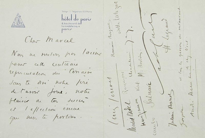 Louis JOUVET (1887-1951)
L.A.S., cosignée par une quinzaine d?acteurs et amis, [17 juin 1938], à Marcel Achard; 2 pages in-, en-tête et vignette de l?Hôtel de Paris (8, boulevard de la Madeleine). Pour la centième de la pièce Le Corsaire de Marcel Achard, mise en scène par Louis Jouvet et créée le 25 mars 1938 à l?Athénée, les comédiens et quelques amis vont prendre un verre chez Viel. Jouvet écrit à son auteur: «Cher Marcel, nous ne voulons pas laisser passer cette centième représentation du Corsaire sans te dire notre joie de t?avoir joué, notre plaisir de ton succès et l?affection émue que nous te portons». Après Jouvet, ont signé les interprètes de la pièce: Romain Bouquet, Odette Talazac, Raymone (la compagne de Cendrars), Michel Vadet, Madeleine Ozeray, Léonce Salnave, Paul Cambo, Julien Barrot, etc.... mais aussi Henri Jeanson et Sacha Guitry. C?est ainsi que se retrouvent sur cette même feuille Louis Jouvet, Henri Jeanson et Sacha Guitry ! Rencontre unique - car, si Jeanson admire alors Guitry, ce n?est pas du tout le cas de Jouvet ! Et ce le sera d?autant moins au début de la guerre, lorsque Jeanson sera arrêté pour «incitation à la désertion», et que Jouvet, son intime, tentera d?obtenir que Sacha Guitry intervienne en sa faveur. Le refus de ce dernier entraînera la haine irréconciliable de Jeanson - qui saura se venger à la Libération !