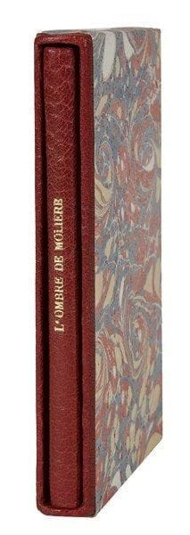 [Guillaume Marcoureau de BRÉCOURT]
L?Ombre de Molière, comédie (Suivant la copie imprimée, à Paris, 1681); in-12 de 36 p., reliure moderne sur brochure maroquin rouge janséniste, couv. muettes conservées, titre sur le dos, étui. Cette comédie, publiée pour la première fois en 1674 chez Barbin, est l?oeuvre du comédien Guillaume Marcoureau de Brécourt (1638-1685); elle fut donnée à la Comédie Française le 23 septembre 1682, et ajoutée la même année dans l?édition des Oeuvres de Molière donnée par La Grange