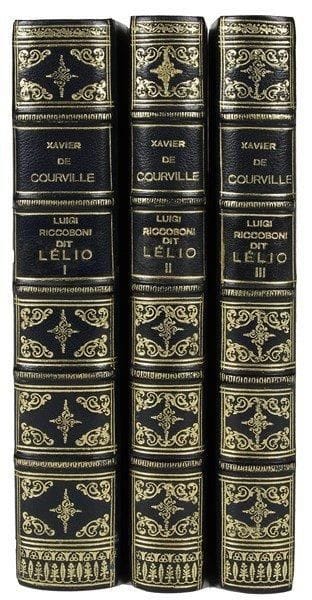 THÉÂTRE ITALIEN. Xavier de COURVILLE. Un apôtre de l?art du théâtre au XVIIIe siècle Luigi Riccoboni dit Lelio (Droz, 1943-1945, et Librairie Théâtrale, 1958); 4 volumes in-8 reliés en 3 vol., demi-chagrin noir à coins, dos à nerfs orné, tête dorée. Édition originale de cette somme d?érudition, complète de ses quatre parties. Le volume II, numéroté, réservé aux «Amis d?Arlequin», est dédicacé à Albert Dubeux; le volume III fait également l?objet d?un envoi autographe de l?auteur à ses amis Casadesus.{CR} On joint un portrait-charge original de Xavier de Courville par Jan Mara, encre de Chine 16 x 23 cm, pour Carrefour