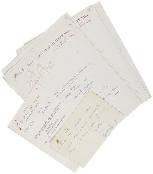FESTIVAL D?AVIGNON. 33 P.S. par des comédiens, Avignon ou Paris juillet 1949; 33 pages in-4 ou in- 8, la plupart à en-tête et vignette du Comité de la Semaine d?Art d?Avignon ou à en-tête du Cercle d?Échanges Artistiques Internationaux (petites traces de rouille). Reçus de cachets ou d?avances signés par tous les membres de la troupe: Jean Vilar (et Mme Jean Vilar), Henri Rollan, Jean Négroni, Raymond Hermantier, Yves Brainville, Charles Denner, André Schlesser, Germaine Montero, Nathalie Nerval, Françoise Spira, Monique Chaumette, Maurice Coussonneau, Jean-Paul Moulinot, Bernard Noël, Jean-Pierre Jorris-Maulne, etc., avec liste détaillée des cachets