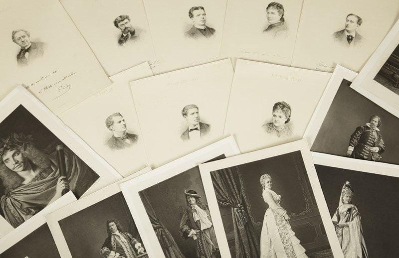 COMÉDIE FRANÇAISE. 47 portraits gravés de sociétaires de la Comédie Française, vers 1880; in-fol., en feuilles. 21 sont gravés par Abot (impr. A. Salmon), avec une pensée autographe en fac-similé: Mounet-Sully, Coquelin aîné et cadet, Mme Favart, Delaunay, Febvre, Dinah Félix, Got, Worms, Maubant, Barré, Bl. Barretta, Reichenberg, Édile Riquer, Provost-Ponsin, Thiron, Jeanne Samary, Émilie Broisat, Madeleine Brohan, La Roche, Jouassain; 26 en photogravure de Goupil d?après des clichés Waléry (L. Baschet éd.): Mounet-Sully, Geffroy, Émilie Broisat, Marie Favart, Got, Delaunay, Dinah Félix, Bl. Barretta, Augustine et Madeleine Brohan, Jeanne Samary, Reichenberg, Jouassain, Provost-Ponsin, Édile Riquer, Talbot, Thiron, Worms, Laroche, Maubant, les Coquelin, Barré, Bressant, Febvre, et Molière en César d?après Mignard.{CR} On joint le carton d?invitation à la «Soirée d?inauguration de la Nouvelle Salle» de la Comédie Française, 29 décembre 1900 (30 x 19 cm., encadré) d?après une gravure célèbre Deliciae Populi
