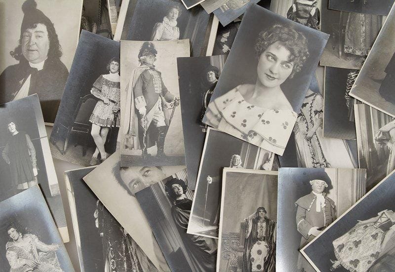 COMÉDIE FRANÇAISE. 87 photographies, vers 1910-1920; tirages d?époque, formats divers. Probablement photographies par Manuel Frères ou Gilbert, identifiées au verso, des comédiens en costumes: Alexandre, Bacqué, Madeleine Barjac, Léon Bernard, Pierre Bertin, Renée Bourgeon, Brianne, Chambreuil, Andrée de Chauveron, Jean Croué, Dehelly, De Rigoult, Desjardins, Devoyod, Maurice Donneaud (3), Dorival (4), Émile Drain, Yvonne Ducos, Raphaël Duflos, Marcel Dufresne, Even, Jane Faber (3), Falconnier, Pierre Faubert, Tania Fedor, Jacques Fenoux (6), Catherine Fonteney, Fouché, Roger Gaillard, Raymond Girard, Jacques Guilhène, Guintini, Granval, Jean Hervé, Lafon (3), Germaine Laugier, Marcel Le Marchand (3), Jean Marchat (2), Roger Monteau, Nizan, Paul Numa (3), Raynal, Jeanne Rémy, Madeleine Roch, René Rocher, Rognoni (3), Marcelle Romée, Colonna Romano, Roseraie, Segond-Weber, Marcelle Servières, Valpreux, Ventura