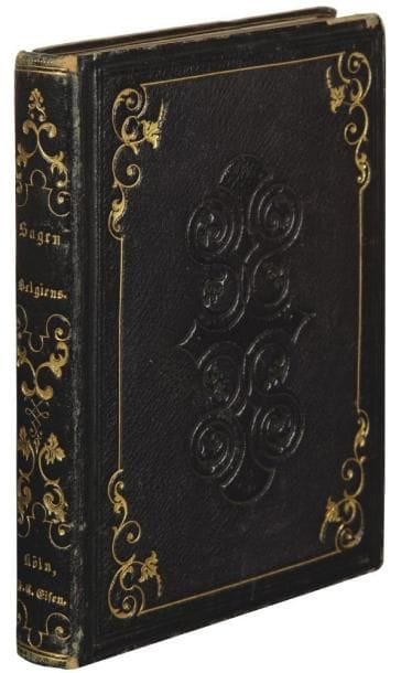 PLOENNIES (Maria von)
Die Sagen Belgiens. Köln: J. C. Eisen, 1845. - In-16, front., (2 ff.), 300 pp. Maroquin noir, plats ornés d'un double encadrement de filets à froid et de volutes dorées aux angles jointes par un filet doré, composition de volutes à froid au centre, dos lisse orné, filet doré intérieur, tranches dorées (reliure de l'époque). Édition originale très rare à la date de 1845 de cette anthologie de légendes belges des régions de Liège, Louvain, Malines, Anvers, Gand, Bruges, Ostende, Bruxelles, Mons, Namur et Dinant, publiées en allemand et réunies par Marie de Ploennies. Elle est illustrée d'un frontispice gravée sur cuivre de P. C. Geissler. Cette édition est inconnue de la majorité des bibliographes; elle manque aux bibliothèques françaises et nous n'en avons trouvé aucun exemplaire dans les bibliothèques européennes. Très bel exemplaire en plein maroquin décoré de l'époque, condition des plus recherchées, comprenant sur la première garde blanche un ex-dono autographe du professeur et maître de conférences à l'École normale supérieure Adler-Mesnard (1807-1868) daté de 1850. Frottements aux coiffes et aux coins. Rousseurs éparses, petites mouillures claires en haut des premiers feuillets.