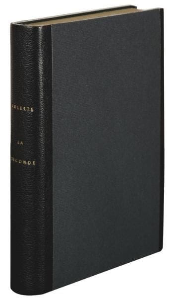 COLETTE. La Seconde. Roman. Paris: J. Ferenczi & fils, (1929). - In-8, 270 pp., (1 f.), couverture imprimée. Maroquin bleu, plats couverts d'une grande pièce de papier laqué crème entourée d'un bord de maroquin orné d'un filet doré, compartiment ovale de maroquin bleu portant le titre en lettres dorées sur le premier plat, dos lisse, doublures et gardes de papier laqué crème, couverture et dos conservés, chemise à rabats à dos et bandes de maroquin noir, étui (P. L. Martin). Édition originale. UN DES 15 EXEMPLAIRES NUMÉROTÉS SUR PAPIER JAPON SUPER-NACRÉ HORS COMMERCE. Superbe exemplaire de Pierre-Lucien MARTIN, relié par ses soins en 1948, portant cette dédicace de l'auteur: Ah ! monsieur Martin, que vous m'habillez bien ! Merci, en toute sympathie. Colette L'exemplaire a figuré à l'exposition consacrée à Pierre-Lucien Martin qui s'est déroulée à l'Artisan du Livre, chez Claude Guérin, du 22 février au 7 mars 1978.