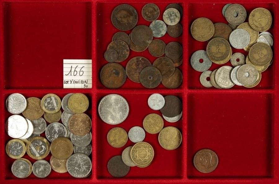 LOT d’environ 90 monnaies des XIXème et XXème siècles en bronze, cuivre, aluminium, cupronickel, . bronze de nickel et autres métaux: 20 de la IIème République au début de la IIIème, 26 du XXème siècle (début . de la IIIème République à la IVème), 30 de la Vème République, 13 des anciennes colonies, 1 de Monaco. . Etats divers