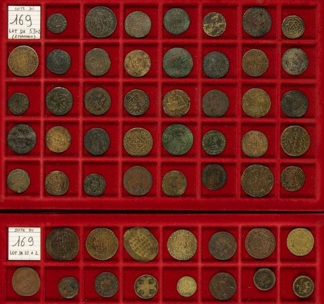 LOT de 53 jetons banaux français en cuivre ou laiton. Joints 2 poids monétaires. Etats divers