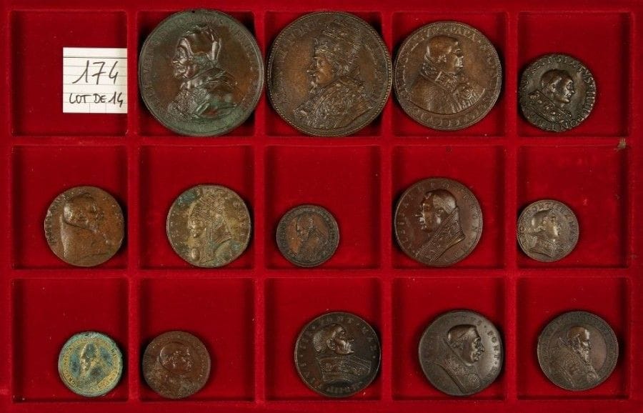 LOT de 14 médailles de papes principalement du XVIème au XVIIIème siècle et en bronze. (quelques étains bronzés), fontes ou frappes. Dans l’ensemble TTB