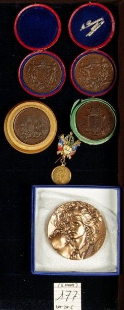 LOT de 6 médailles en bronze (dont 5 en écrins ou étuis): prix de tir (2), prise de la Bastille (refrappe – proue), . ville d’Etampes (2), langue française. SUP