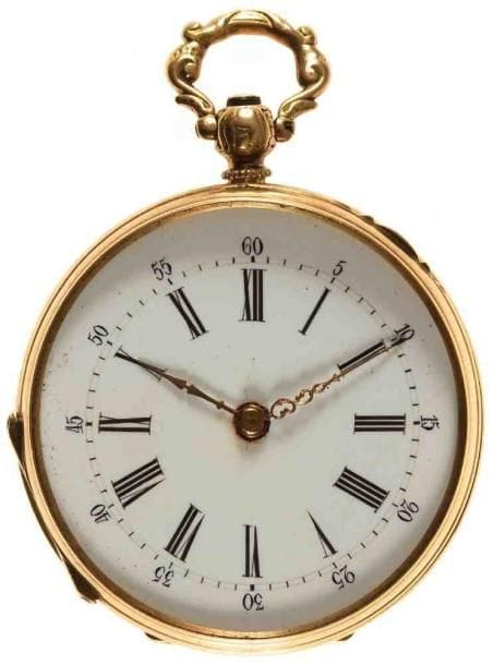 Montre de col en or jaune à fond guilloché et à décor d?un blason marqué des initiales E.E. Fin du XIXe siècle. Cadran émaillé. Belle bélière. Mécanisme à cylindre, remontage à clef. N° de boîte: 14643-5597. Double boîte intérieure en cuivre. (A réviser. Aiguilles non assorties). Poids brut: 25 g