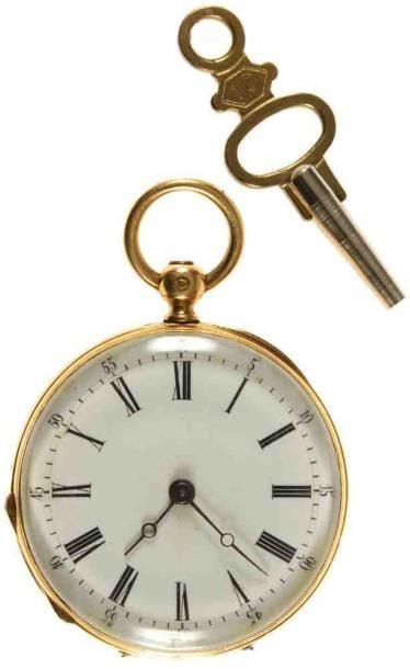 Montre de col en or jaune à fond guilloché décoré en son centre d?un blason. Fin du XIXe siècle. Cadran émaillé. Double boîte. Intérieur en cuivre. Remontage à clef. Mécanisme à échappement à cylindre. (A réviser). Poids brut: 23 g