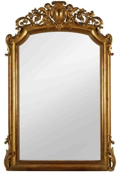 Miroir dans un cadre en bois mouluré et stuc dorés, à l?amortissement deux angelots soutenant un cartouche et encadrés de rinceaux feuillagés, les épaulements et la base à feuilles d?acanthe. Fin du XIXe siècle. Accidents et manques, un petit défaut au miroir. Haut.: 169 cm - Larg.: 110 cm