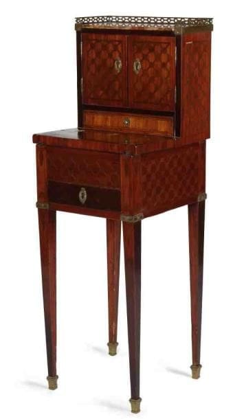 Petit bonheur-du-jour marqueté à la Reine sur fond de bois de rose, le gradin ouvre par deux petits vantaux et comporte un tiroir, l?entablement se déploie par un abattant découvrant un casier. Il repose sur des pieds gaines. Époque Louis XVI. Plateau de marbre brèche d?Alep encastré. Remarqueté, petits éclats et manques. Haut.: 103 cm - Larg.: 35 cm - Prof.: 35,5 cm