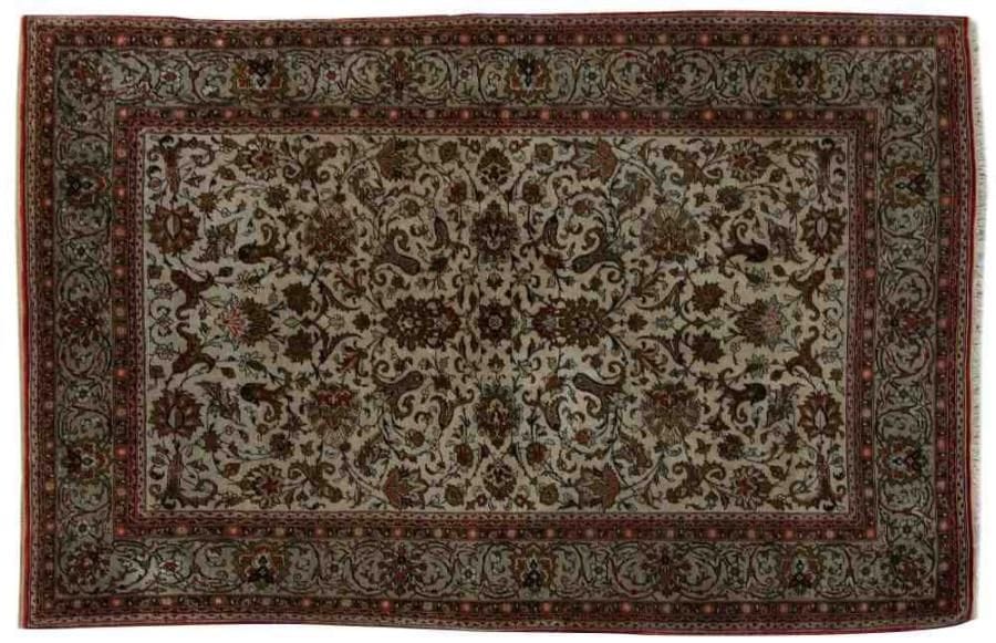 GHOM (Iran)
Tapis en soie à fond ivoire à décor de rinceaux fleuris, bordure ivoire à décor de guirlandes de fleurs. 136 x 208 cm