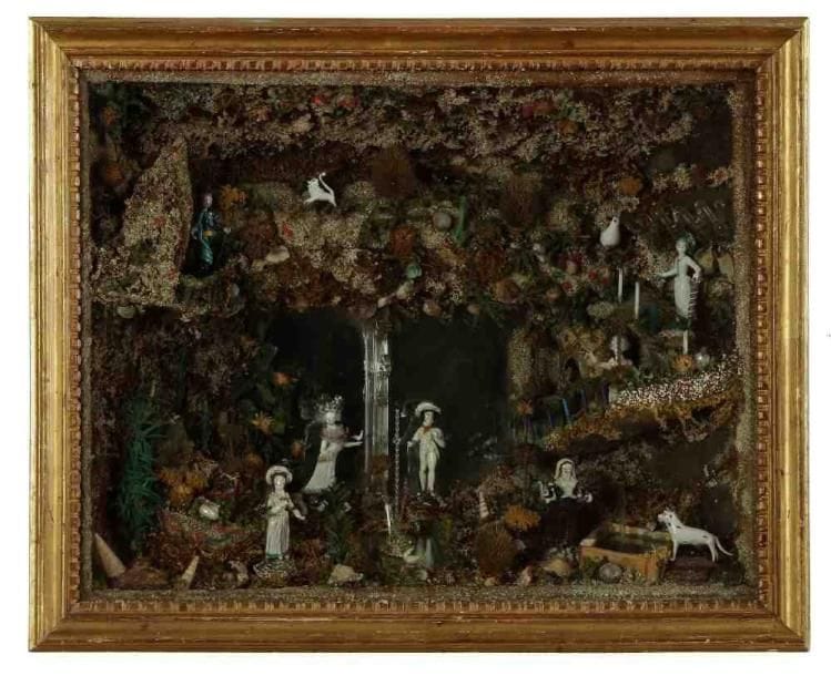 Vitrine contenant un diorama animé de nombreux personnages et animaux en verre filé de Nevers, en son centre un jet d?eau jaillissant d?un bassin sur lequel nage un canard. Le fond du décor en lichen, coquillages et végétaux séchés. Cadre en bois mouluré et sculpté de dentelure. Époque Louis XVI. Haut: 43 cm - Larg.: 54 cm - Prof.: 17,5 cm Le point de départ du travail du verre à Nevers date du XVIe siècle, période au cours de laquelle la cité faisait partie du duché de Mantoue sous l?autorité des Gonzague. Appelée par Pierre Corneille «la petite Murano», Nevers devint en l?espace de quelques décennies l?un des plus importants centres artistiques européens spécialisé dans le travail du verre, particulièrement dans la création de figurines simples et élégantes, mais également dans celle de tableaux aux compositions élaborées mêlant habilement personnages en verre et ornements en papier mâché ou en coquillages. L?exemplaire que nous proposons fut réalisé dans ce contexte particulier; d?autres oeuvres réalisées dans le même esprit sont connues, toutes témoignent du talent des artisans du temps; citons particulièrement: un premier modèle vendu lors de la dispersion d?un amateur et représentant une scène en perspective dans laquelle deux personnages attablés jouent aux cartes (vente Christie?s, Paris, le 3 octobre 2012, lot 242); un deuxième figurant le baptême du Christ appartient aux collections du musée du Louvre (Inv. OA11879); enfin, un dernier mettant en scène des personnages burlesques est conservé au musée de la Renaissance au château d?Ecouen (Inv. ECL7659)