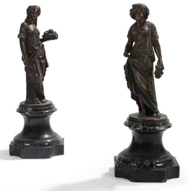 Vestale à la corbeille de fruits et vestale à la couronne de fleurs Deux sujets en bronze patiné sur socle. Fin du XIXe siècle. Haut. sans le socle: 27,5 cm - Haut. totale: 40,5 cm