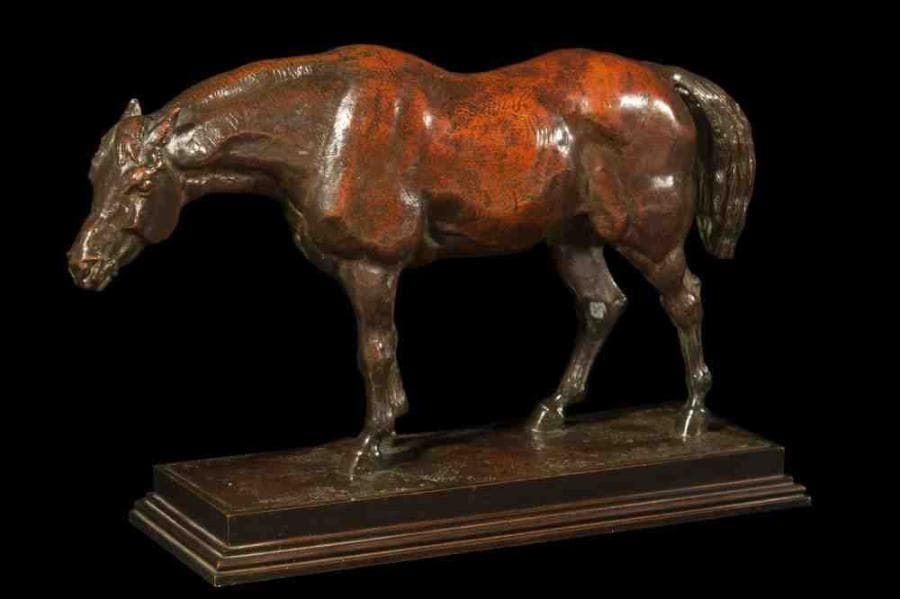 Antoine-Louis BARYE (1795-1875)
Cheval demi sang tête baissée Bronze, épreuve ancienne, belle patine feuille d?automne nuancé de vert, terrasse rectangulaire moulurée. Signé BARYE sur le terrain à l?arrière gauche. H: 19,3 x L(terrasse): 25,1 x l: 9,6 cm. Notre exemplaire présente, outre sa très riche et belle patine, un dessous lisse et soigné, sans vis ni renfort, typique des fontes anciennes vers 1840/1850. La première édition date de 1845, on peut donc vraisemblablement située notre épreuve entre 1845 et 1850. Référence bibliographique: M. Poletti, A. Richarme, Barye, Paris 2 000, modèle répertorié sous le numéro A124 page 259