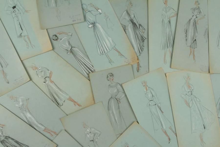 Atelier Léo TISSANDIÉ (XXe siècle)
Robes Crayon, encre, mine de plomb et rehauts de gouache. 20 dessins techniques. Portent pour la plupart un cachet en bas à droite, "O. de Pennes" (archiviste?), avec l'adresse de l'atelier. Numéro de croquis au dos des planches (de 600 à 653). (Pliures). 26 x 17 cm