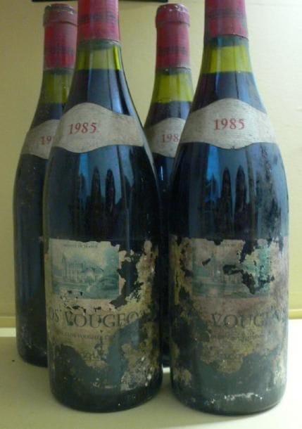 8 Bouteilles CLOS VOUGEOT, J. Prieur 1985 (lambeaux d'étiquettes ou SE, 1 mill manquant)