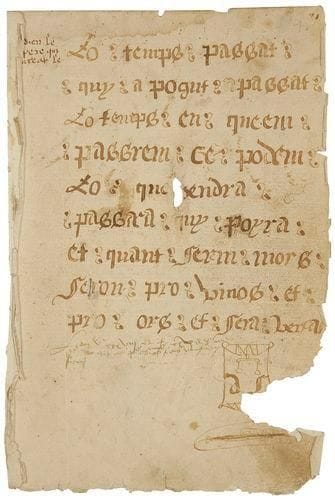ALBI Journal d?un bourgeois d?Albi (F. Vaurelha?) sous François Ier. Manuscrit en langue d?oc sur papier, 29 feuillets in-4 déreliés, titre au recto du premier feuillet: «Lo temps passat quy a pogut a passat lo temps em que em passrem ce podem lo que vendra passara quy poyra et quant serem mors seron pro vivos et pro ors et sera verta. L?an vc xxxviij et lo xxv del mes de otobre pe clavel fes ung enfan» (suivi des initiales AL dans un blason). Les «nouvelles» commencent au f° Iv° avec la mort du viguier d?Albi le 26 décembre 1529 et la réception, le 16 mars suivant, de Pierre Graysymes, note signée F. Vaurelha qui est sans doute l?auteur de ce manuscrit. On y trouve, en désordre, des descriptions de processions, des récits de gelées ou d?inondations, le Tarn détruisant un moulin appartenant à un chancelier de France, des dépenses pour le carnaval (Caramatran), des naissances, le passage à Albi de la reine de Navarre, soeur du roi de France, l?annonce de la mort de Louis d?Amboise, évêque d?Albi en juin 1503, le récit d?un conseil tenu à la maison de ville en 1536 en raison de l?arrivée à Albi d?un grand nombre de soldats venant de Navarre (le valet des consuls va alors faire sonner les cloches à Saint Salvy). Le mot «luteryens, que volyan desfa la santo fe catolyco» apparaît en octobre 1535, etc. Ces feuillets aujourd?hui désolidarisés formaient les parties antérieure et postérieure d?un volume dont l?essentiel, d?une autre encre et d?une autre écriture beaucoup plus régulière et soignée, était consacré à un ouvrage de piété (voir le lot suivant). Ce «journal d?un bourgeois d?Albi» semble inédit