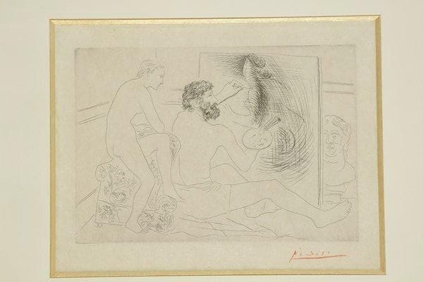 Pablo Picasso (1881-1973)
Peintre au travail observé par un modèle nu. Pl. pour H. de Balzac, Le Chef-d?oeuvre inconnu, Paris, Ambroise Vollard, 1931. Eau-forte. 275 x 192. Bloch 89; Geiser-Baer 130 c; Cramer 20. Très belle épreuve, l?une des 65 sur japon nacré, signée au crayon rouge. Marges. Cadre