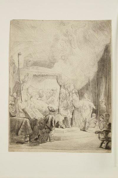 Rembrandt Harmensz. van Rijn (1606-1669)
La Mort de la Vierge. 1639. Eau-forte et pointe sèche. 311 x 400. Bartsch, White-Boon (Hollstein) 99. Belle épreuve du tirage Basan, les barbes de pointe sèche encore visibles dans le dos du personnage au premier plan, irrégulièrement rognée sur le coup de planche ou à l?intérieur de celui-ci mais bien complète du trait carré. Fin pli de tirage vertical en tête, pénétrant dans le sujet sur 120 mm. Pli vertical à 45 mm du bord droit (essentiellement visible au verso). Ancienne inscription à l?encre sépia dans l?angle supérieur droit au verso. Petites traces de colle dans les angles au verso. Deux courtes déchirures habilement consolidées au bord gauche au verso et quelques autres menues restaurations aux bords du feuillet au verso. Filigrane: écu surmonté d?une fleur de lys avec lettres   
Petit manque dans l’angle supérieur gauche.      