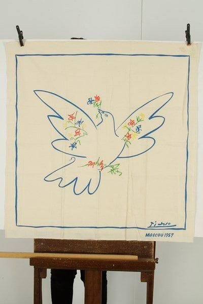 Pablo Picasso (1881-1973) (d?après)
Foulard «Colombe aux fleurs, Moscou 1957». Sérigraphie sur coton. [785 x 800]. Exemplaire très frais. Quelques infimes rousseurs dans un angle. Édition du Festival mondial de la Jeunesse, Moscou