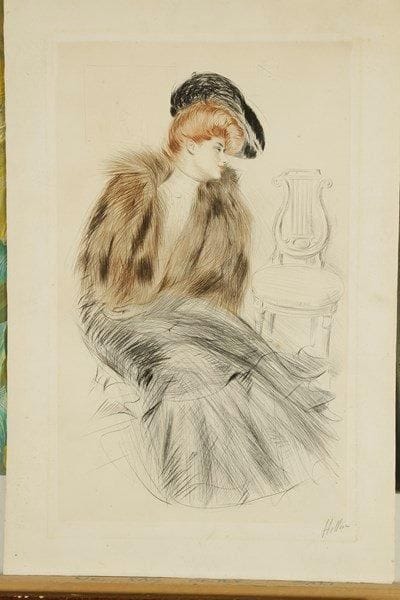 Paul-César HELLEU (1859-1927)
Jeune femme assise en manteau de fourrure devant une chaise à dossier-lyre. Vers 1900. Pointe sèche. 330 x 540. Impression en couleurs. Belle épreuve sur vélin fort, signée à la mine de plomb. Quelques rousseurs claires. Traces claires d?oxydation à l?ouverture d?anciens montages. Restes d?ancien encadrement et épidermures au verso. Toutes marges