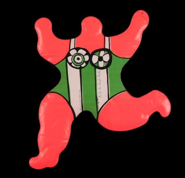 Niki de Saint Phalle (1930-2002)
Nana gonflable, 1968. PVC. Signé vers le centre. 60 x 60 cm. En juin 1968, Niki de Saint Phalle crée sa première pièce de théâtre « Niki de Saint Phalle ICH » (« moi »), adaptée en collaboration avec Rainer Von Diez. Elle réalise elle-même les décors, costumes et l'affiche. S'ensuit une exposition à la galerie Alexandre Iolas en octobre, où elle présente son relief mural en 18 parties « Last night I had a dream » et une série de Nanas gonflables produites et diffusées à New York dont cette oeuvre fait partie. L'oeuvre que nous présentons est signée de la main de l'artiste.