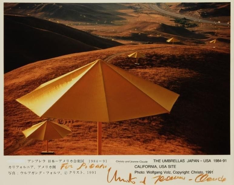 Christo Javacheff, dit CHRISTO (né en 1935)
The Umbrellas JAPAN-USA 1984-91, California, USA site. Tirage argentique d'époque légendé et fragment de tissu. Signé par Christo et Jeanne-Claude et dédicacé. 20 x 25,5 cm (photo) et 15,5 x 24 cm (tissu)