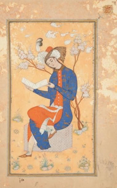Jeune homme lisant dans le style safavide, signé Âmadî, Iran, XXe siècle Gouache sur page d'album aux marges grises. Le jeune homme, vêtu d'une robe orange sous un manteau bleu orné d'animaux, est coiffé d'un large turban à aigrette en plume. Il est assis dans un paysage, adossé à un arbre fleuri sous un ciel nuageux, un livre ouvert dans ses mains. Dans l'angle supérieur droit, petit fleuron doré inscrit à l'or de la signature partiellement effacée. Dim. page: 24,2 x 15,5 cm (Nombreux éclats)