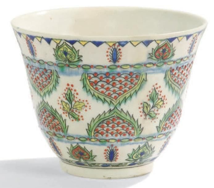 Grand bol en céramique polychrome de style Kütahya, France, Samson, fin XIXe siècle Décor de demi-médaillons flammés, tête-bêche, garnis d'écailles à points rouges, intercalés de petites tiges foliées, et encadrés par deux petites frises de médaillons et tiges. Marque de manufacture Samson à la base. H.: 11 cm - D.: 14,4 cm