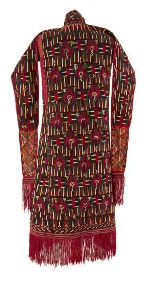 Cape de femme chyrpy, Turkménistan, Tekke, début du XXe siècle Cape en coton noir brodé en polychromie de fils de soie formant des motifs géométriques et tulipes stylisées sur l'ensemble. Les fausses manches et le bas de la cape sont frangés. Empiècements de coton teint sur le revers. L.: 105 cm Adoptant la forme d'une veste, ces capes portées par les femmes de la tribu Tekke sont portées sur la tunique kurta, pour couvrir la tête et les épaules. Les fausses manches sont rabattues vers l'arrière, et nouées ensemble par une bande de tissu brodé également. La couleur du fond de ces capes distingue le statut de la femme la portant, noir ou bleu sombre pour une jeune femme, jaune pour une femme mariée sans enfants, et rouge, pour une mère de famille. Voir J. Harvey, Traditional Textiles of Central Asia, Londres, 1996, p. 31