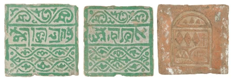 Trois carreaux de revêtement, Maroc et Egypte, XIXe-XXe siècle Deux petits carreaux à décor excisé sur glaçure verte d'un bandeau à inscription hébraïque, bordée de tresses de rinceaux de palmes et fleurons; et un carreau à décor moulé d'un arc meublé de losanges et d'une croix. Dim.: 10,5 x 10,5 cm et 15,5 x 15,5 cm (Eclats)