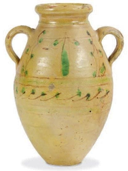 Jarre khabiya, Tunisie, Nabeul, XXe siècle Jarre à deux anses à décor peint sous glaçure jaune de frises végétales. H.: 34 cm Provenance: collection J.M.G., Paris
