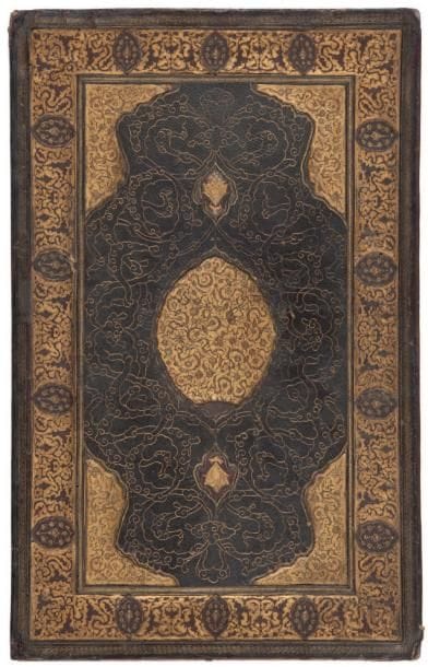 Grand plat de reliure à la mandorle, Iran safavide, XVIe siècle Cuir découpé, estampé et doré. Sur l'avers, mandorle polylobée à pendentifs et écoinçons tapissés de rinceaux fleuris se détachant sur un fond noir à arabesques de nuages tchi et agrafes dorés. En bordure, large frise de rinceaux de palmettes et fleurons scandés de médaillons garnis de rosettes autour d'une fleur de grenade. Sur le revers gaufré et découpé, mandorle et écoinçons tapissés d'une résille de rinceaux fleuris et agrafes sur fond bleu. En bordure, bandeau à décor hatay et médaillons à composition végétale. Dim.: 46 x 29 cm (Usures, trous de ver et petits manques)