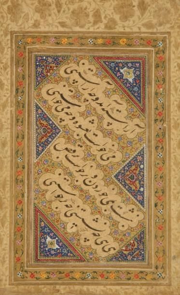 Quatrain poétique, Iran safavide, XVIIe siècle Quatre lignes de texte en nasta'liq à l'encre noire, inscrites en réserve sur un fond doré fleuri de rinceaux en polychromie. Ecoinçons à fond bleu ornés de rinceaux fleuris de palmettes et motifs fleuronnés. Folio encollé sur page d'album qâjâr aux marges roses peintes de rinceaux dorés et arcatures en accolade à fond bleu meublé de rinceaux, à double encadrement de rinceaux dorés sur fond crème et sur fond doré. Dim. page: 27,7 x 18,5 cm (Petites rousseurs, et montage)