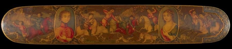 Plumier qalamdân qâjâr, signé Shâh-i Najaf, et daté 1259 H./1843 Papier mâché peint en polychromie rehaussée d'or et laqué sur l'ensemble. Sur le dessus, scènes de chasse interrompues de médaillons ornés de bustes vêtus à l'européenne. Ce même thème est repris sur les côtés. Base et bac à décor de rinceaux fleuris dorés de type herati sur fond rouge et noir. Long.: 23 cm (Petits éclats)	1 000 / 1 200 e Najaf ?Alî, mort en 1865, est l'un des plus grands laqueurs de son temps. Son style caractérisé par l'influence occidentale, s'illustre dans de nombreux plumiers et autres objets laqués. Voir sur ce laqueur et son école, N.D. Khalili, B.W.Robinson and T. Stanley, Lacquer of The Islamic Lands, Part Two, vol. II, Londres, 1997