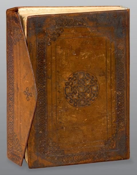 Rare manuscrit de biographies mystiques, Riyâd al-salihîn wa-tuhfat al-muttaqîn, de ?Abd al-Rahmân al-Tha'âlibî, Maghreb central, XVe-XVIe siècle Texte sur papier de 162 folios de quatorze lignes de texte maghribî par page à l'encre brune et rehauts rouges et bleus. Dans une reliure cartonnée moderne. Dim.: 23 x 17,5 cm (Manque la fin du manuscrit, trous de ver et consolidations) Nous ne connaissons qu'une autre copie référencée de ce texte datée 1742, et conservée à la Houghton Library, Harvard University, Cambridge mass. MS Arab SM210. Le manuscrit présenté ici serait donc l'une des plus anciennes copies conservées. Devenu l'un des saints patrons de la ville d'Alger, ?Abd al-Rahmân b. Muhammad b. Makhlûf al-Jazâ'irî Abû Zayd al-Mâlikî al-Tha'âlibî est né en 786 H./1384, et mort et enterré dans cette ville en 873 H./1468. Auteur de nombreux traités, al-Tha'âlibî est célèbre pour son commentaire du coran, al-Jawâhir al-hisân fî tafsîr al-qurân. Cependant, l'essentiel de son oeuvre est à ce jour inédit, comme ce recueil de biographies qui n'a pas encore fait l'objet d'une étude systématique et d'une édition critique. Voir sur l'auteur, l'article de l'Encyclopédie de l'Islam² qui lui est consacré, vol. X, p.425