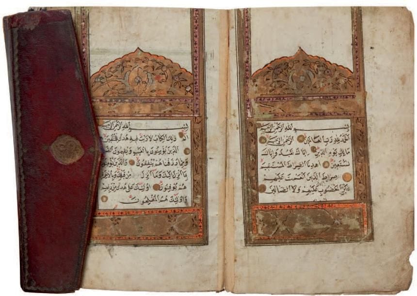 Coran ottoman, Turquie, daté 1223 H./1808 Manuscrit sur papier de trois cents feuillets, de quinze lignes par page en écriture naskhî à l'encre noire et rehauts fuchsia. Texte enluminé de points dorés, ainsi que de médaillons marginaux en rosettes dorées et oranges. Titres des sourates inscrits dans des bandeaux dorés. Double frontispice surmonté d'une arcature en accolade polylobée, meublée d'une composition symétrique de rinceaux fleuris. Reliure à rabat en cuir brun estampée d'une mandorle et écoinçons polylobés, meublés de rinceaux. Dim.: 16 x 12 cm (Usures et petites taches, reliure usée et démantelée, consolidée)