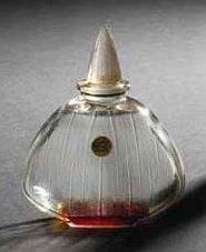 RENE LALIQUE (1860-1945)
Le Bonheur dans l'Air, très grand modèle, pour ARYS, modèle créé vers 1922 Flacon à parfum. Corps en verre soufflé moulé. Bouchon en verre moulé pressé. Non scellé, jus résiduel. Complet de son étiquette circulaire dorée: Le bonheur dans l'air - ARYS. Signé R. LALIQUE et marqué ARYS en relief sous la base. Hauteur: 14 cm Bibliographie: «R. Lalique, catalogue raisonné de l'oeuvre de verre» par Félix Marcilhac. Éditions de l'Amateur, Paris, 2004. Modèle identique reproduit page 924 et inscrit sous la référence Arys - 14 (Le mimosa)