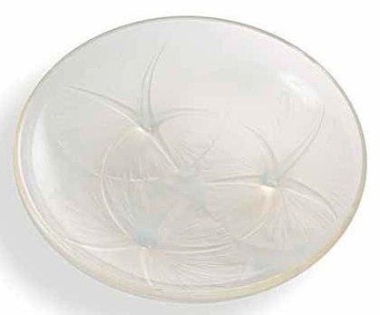 RENE LALIQUE (1860-1945)
Volubilis, modèle créé en 1921, épuisé le 28 avril 1939 et non repris après 1947 Coupe en verre opalescent moulé pressé. Un infime égrenure sur le pourtour. Signé R. LALIQUE France en relief au revers. Diamètre: 21,5 cm Bibliographie: «R. Lalique, catalogue raisonné de l'oeuvre de verre» par Félix Marcilhac. Éditions de l'Amateur, Paris, 2004. Modèle identique reproduit page 293 et référencé sous le numéro 383