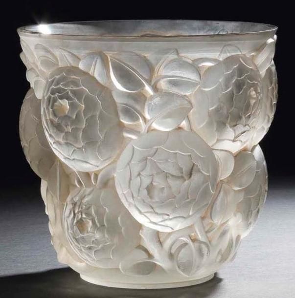 RENE LALIQUE (1860-1945)
Oran, dit aussi Gros Dahlias modèle créé le 2 septembre 1927, non continué après 1947. Rare et important vase en verre blanc moulé pressé et, en partie, satiné. Patine ocre rouge d'origine résiduelle. Deux petites égrenures sur le talon. Signé R. LALIQUE France en intaille sous la base. Hauteur: 26 cm. Diamètre (col): 27 cm. Bibliographie: «R. Lalique, catalogue raisonné de l'oeuvre de verre» par Félix Marcilhac. Éditions de l'Amateur, Paris, 2004. Modèle identique reproduit page 438 et inscrit sous la référence 999. Provenance: Collection Monsieur P.P. Paris 20.

